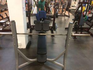 Lifefitness bench press hlavou dol