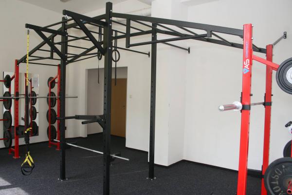 Konstrukce pro crossfit, fitness, skupinové lekce, TRX