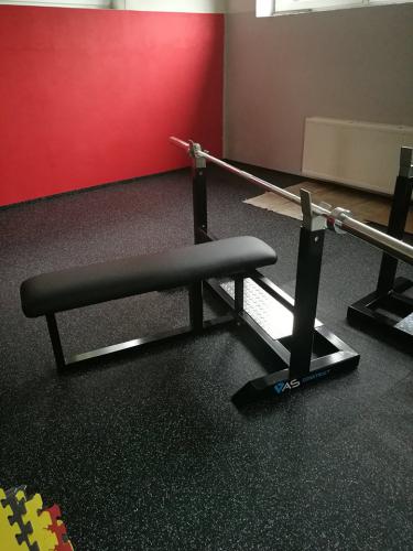 Masivn benchpress lavice do posilovny, fitness centra