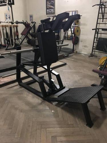 Fitness stroje V - squat machine