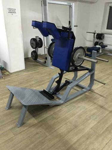 Fitness stroje V - squat machine