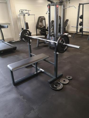 Masivní benchpress lavice