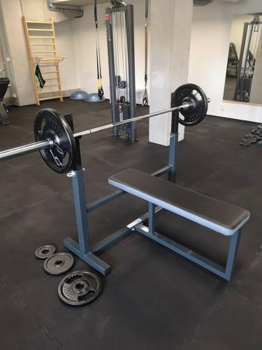 Masivn benchpress lavice