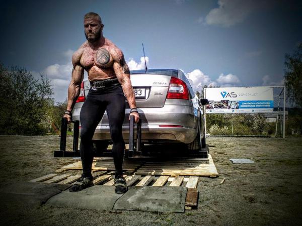 Strongman loglift, farmers walk, super yoke, car deadlift