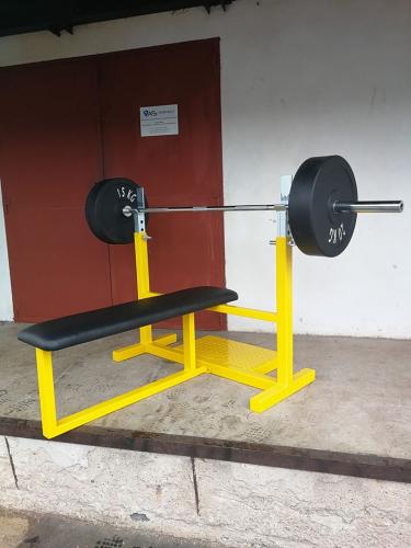 Masivn bench press lavice