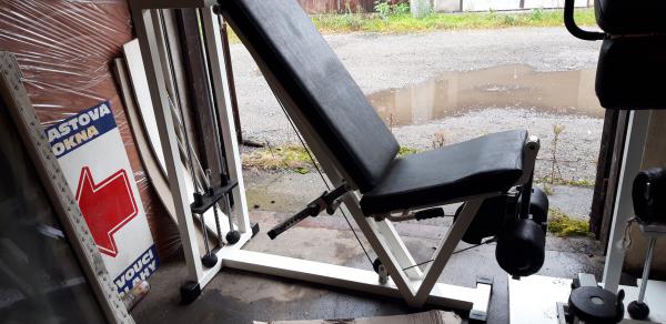 Předkopávání Technogym Leg Extension