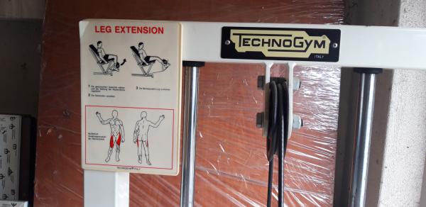 Předkopávání Technogym Leg Extension