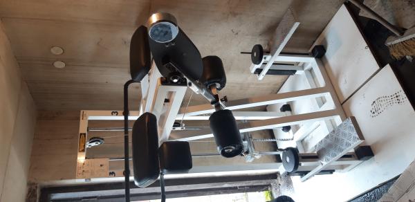 Zanožování Standing Gluteus Technogym
