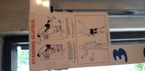 Zanožování Standing Gluteus Technogym