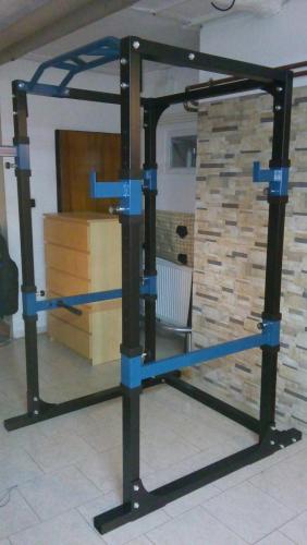 Posilovací stojan Power Rack