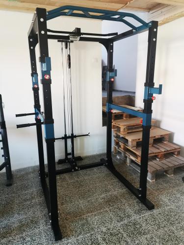 Posilovac stojan na inku Power Rack s horn a spodn kladkou