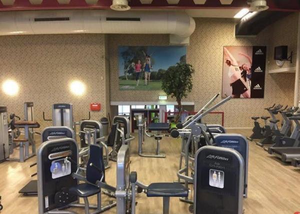 Sada 10 strojů Life Fitness Circuit Series.