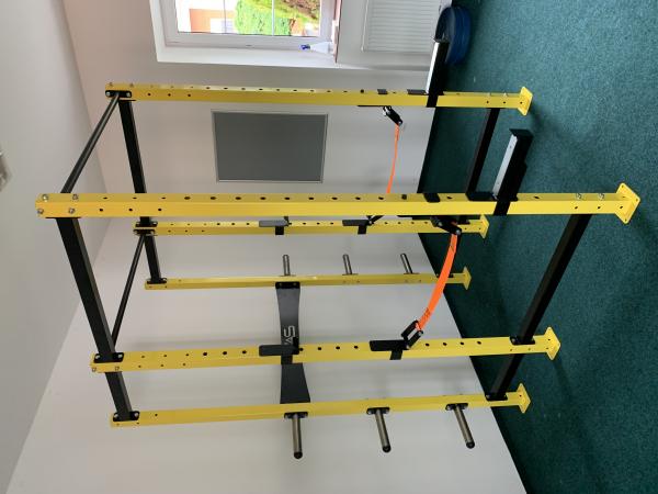 Masivní dřepovací klec do fitness - silová klec