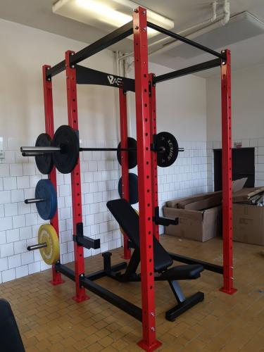 Masivní dřepovací klec do fitness - silová klec