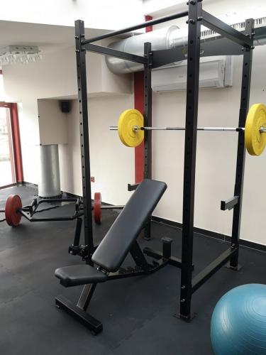 Masivní dřepovací klec do fitness - silová klec