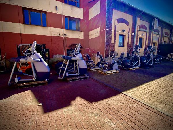 Sada 32 zařízení PRECOR TRM 885 P80 - velmi dobrý stav !!
