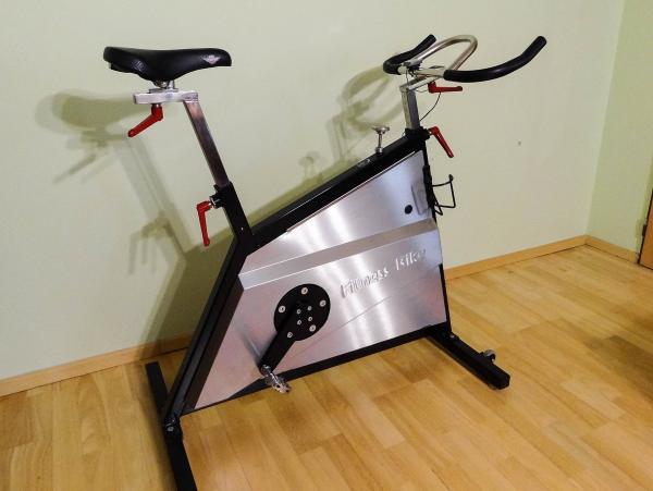 Profesionální cyklotrenažér - spiningové kolo Body Bike