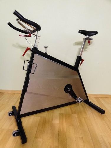 Profesionální cyklotrenažér - spiningové kolo Body Bike