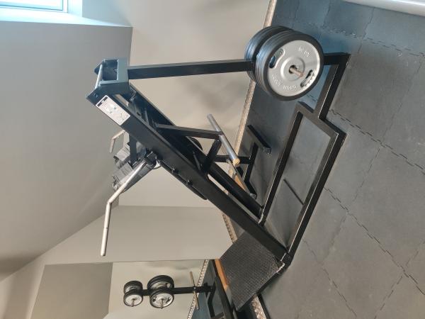 Kladka, legpress, hacken dřep, osy, kotouče