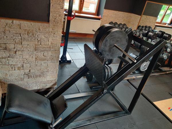 Kladka, legpress, hacken dřep, osy, kotouče