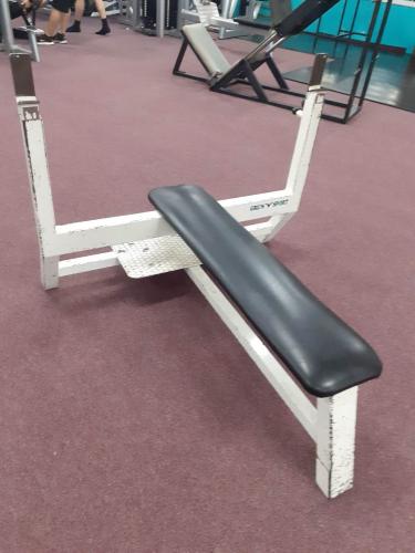 hacken, leg press,, t-bar, lavice bench