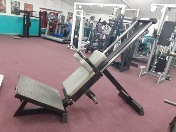 hacken, leg press,, t-bar, lavice bench