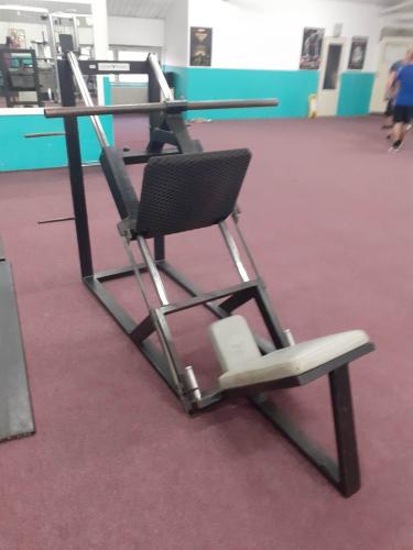 hacken, leg press,, t-bar, lavice bench