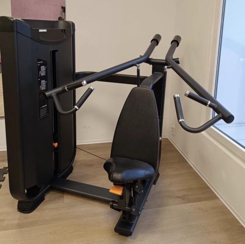 Posilovac� stroj - tlaky na ramena