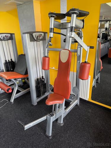 Pec deck posilovací stroj na hrudník - motýlek