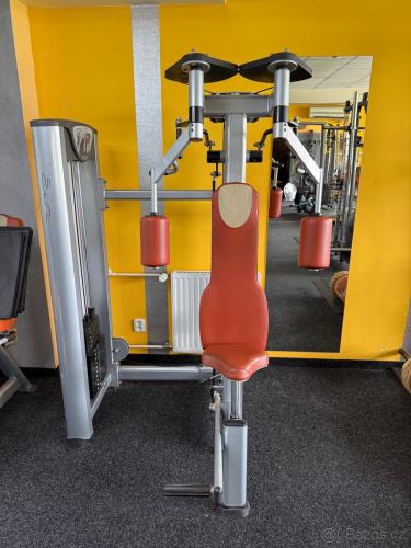 Pec deck posilovací stroj na hrudník - motýlek